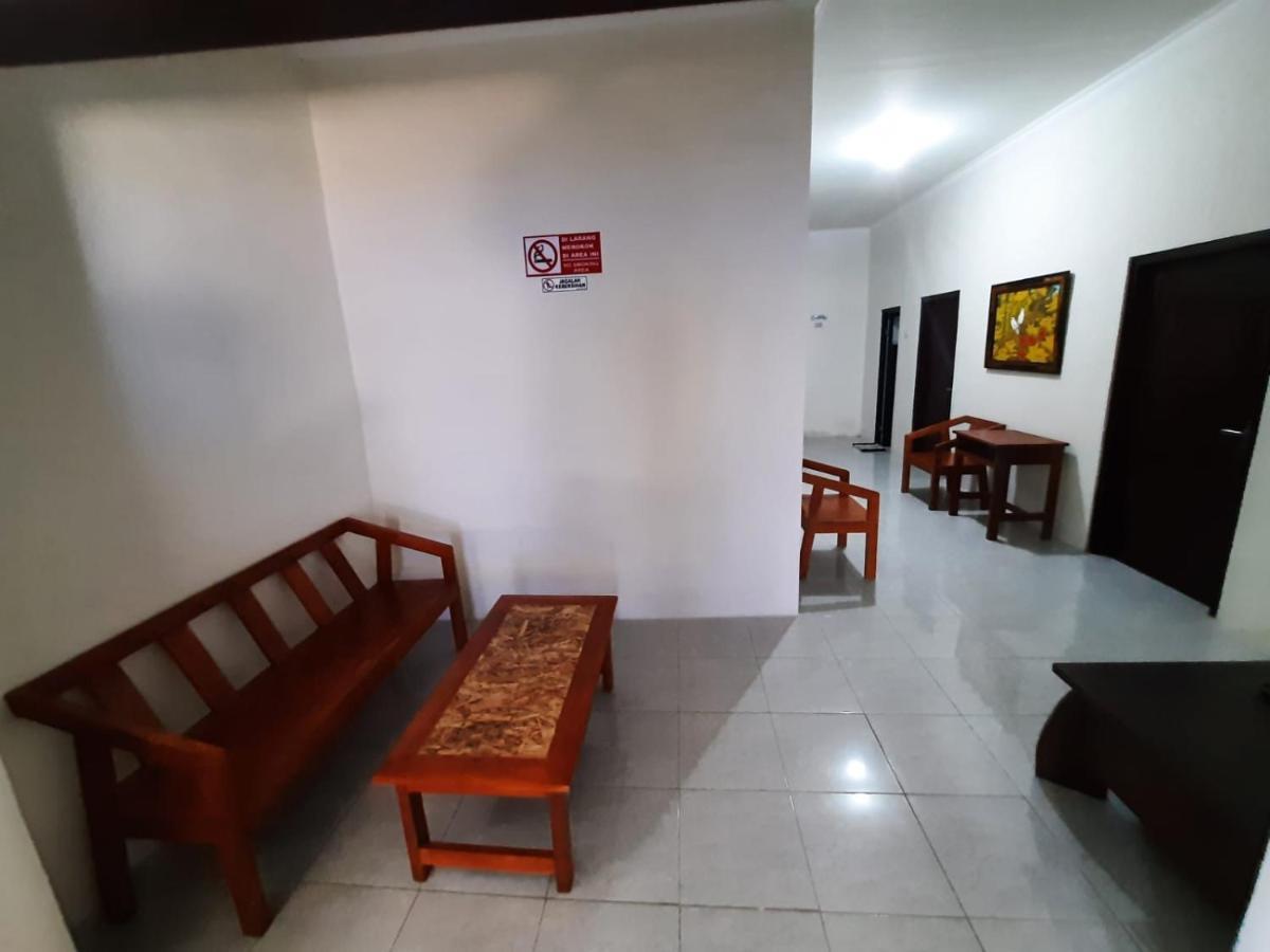 999 Khs Homestay Гилиманук Экстерьер фото